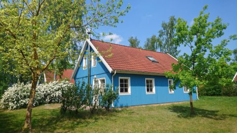 Farbenfrohe Ferienhäuser, zum Teil auch mit Kamin