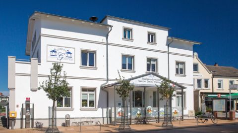 Außenansicht der Tourist-Information im Haus des Gastes im Ostseebad Göhren