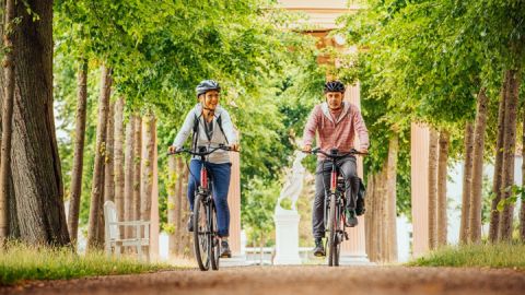 Mit dem Fahrrad unterwegs im Schlossgarten Neustrelitz