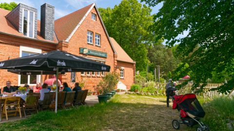 Rast am Havelkrug in Granzin auf der Wandertour um den Käbelicksee