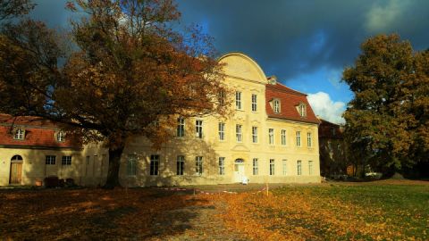 Blick auf das Schloss in Kummerow im Herbst