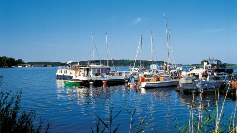 Segelboote im Hafen von Malchow, Mecklenburgische Seenplatte