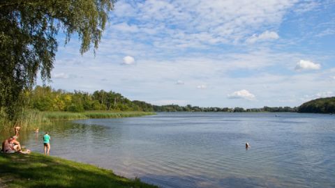 Bade-Idylle am Tiefwarensee auf der Wandertour um den Tiefwarensee