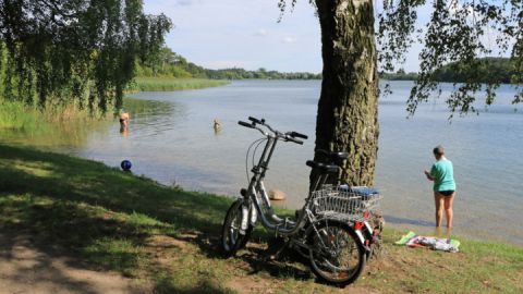 Bade-Pause am Tiefwarensee auf der Wandertour um den Tiefwarensee