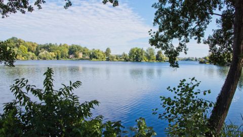 Blick auf den Tiefwarensee auf der Wandertour um den Tiefwarensee