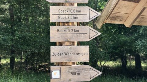 Wegweiser auf der Wandertour um den Käbelicksee