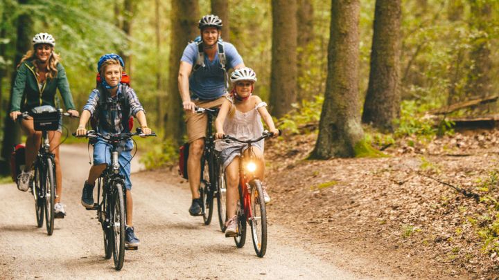 Mit dem Fahrrad auf Familienausflug