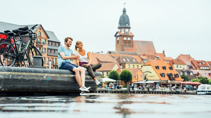 Zwischenstopp mit dem Fahrrad im Hafen Waren (Müritz)