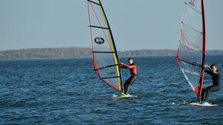 Surfer auf der Müritz bei Klink