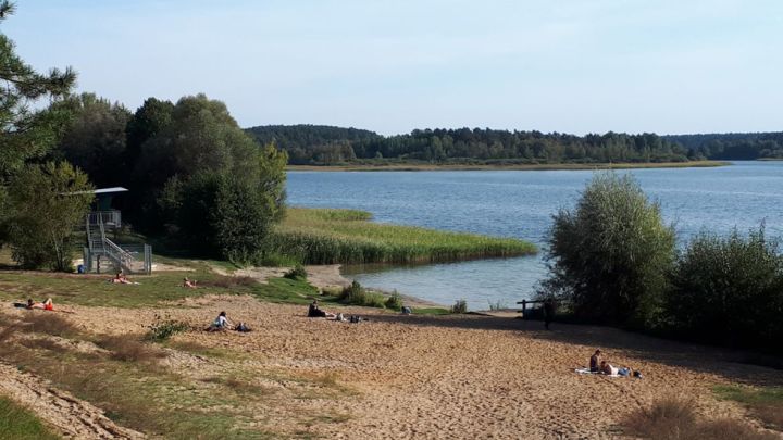 Badestelle am Feisnecksee mit Rettungsschwimmerturm, Mecklenburgische Seenplatte Badestelle am Feisnecksee mit Rettungsschwimmerturm, Mecklenburgische Seenplatte