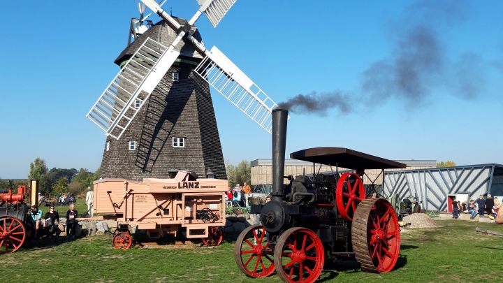 Holländerwindmühle und historische Landmaschinen auf dem Freigelände im AGRONEUM Alt Schwerin 