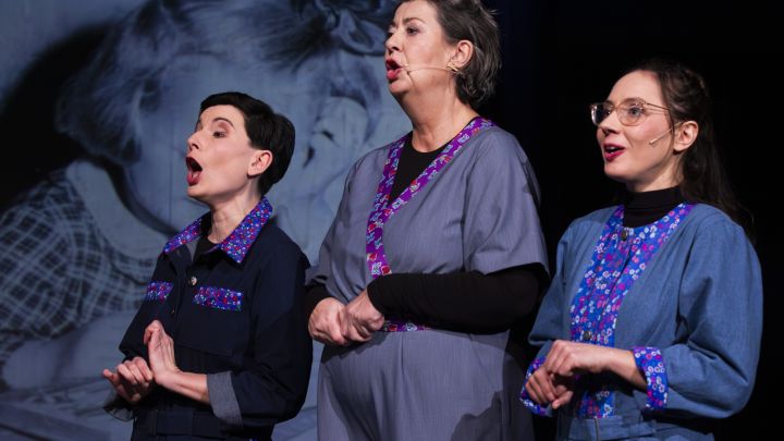 Drei ostdeutsche Frauen betrinken sich und gründen den idealen Staat