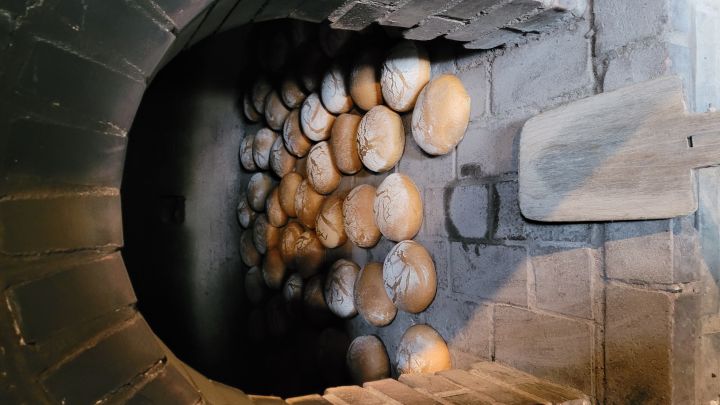 AGM Archiv_frisches Brot aus dem Steinbackofen