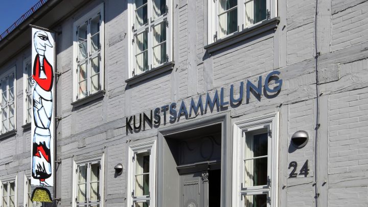 Fassade der Kunstsammlung Neubrandenburg mit Haupteingang