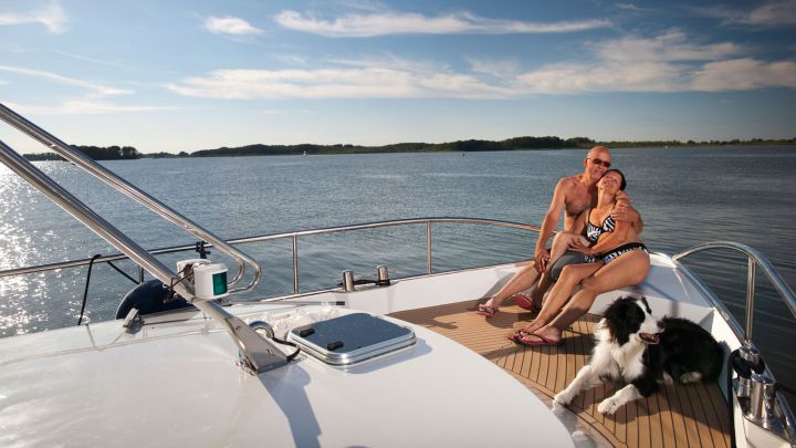 Ehepaar mit Hund - Müritz Yacht Management Ehepaar mit Hund - Müritz Yacht Management