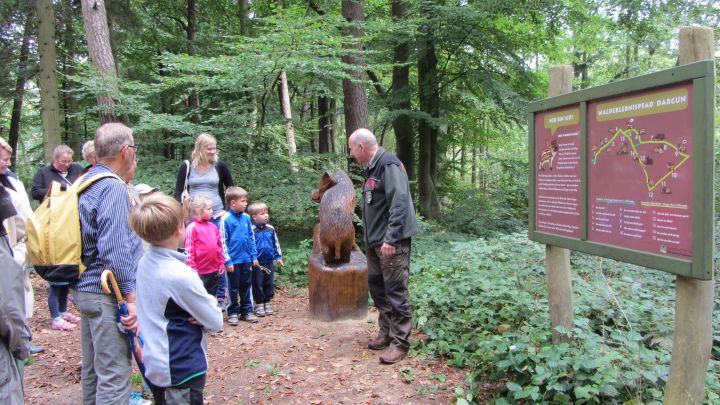 Forstamt führt durch den Wald Forstamt führt durch den Wald