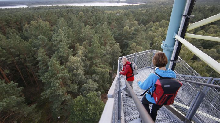 Wanderpärchen auf dem Käflingsbergturm im Müritz Nationalpark