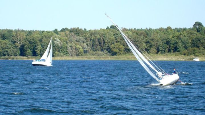 Segeln vor dem Campingplatz auf dem Plauer See Segeln vor dem Campingplatz auf dem Plauer See