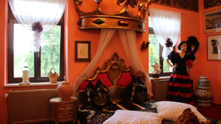 Jedes der vielen Zimmer ist in einem anderen Stil eingerichtet.