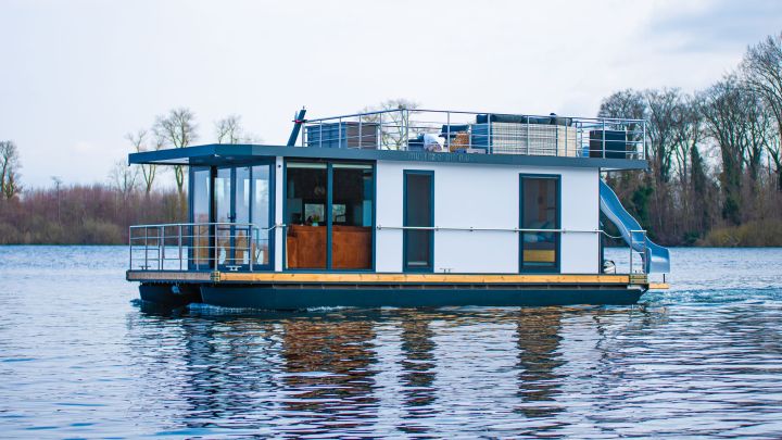 Hausboot mit Wasserrutsche