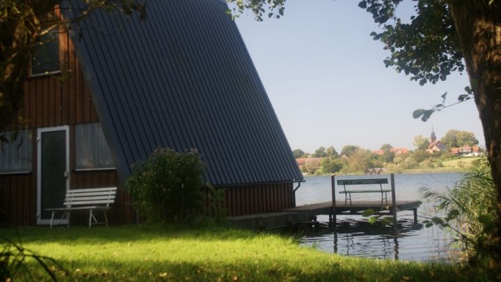 fewo_plaetlinsee_1_bootshaus-und-privatstrand_980x553