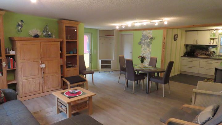 Wohnzimmer mit offener Küche