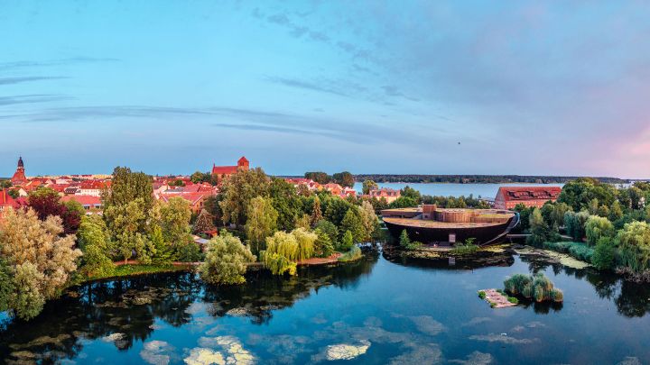 Das Müritzeum liegt am Rand der Altstadt von Waren am idyllischen Herrensee