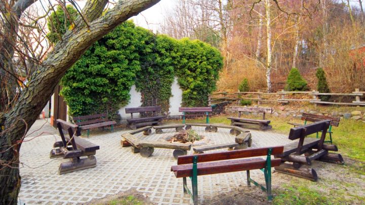 Hinter dem Haus befindet sich ein großzügiges Gelände mit Grillplatz, Bolzplatz u.v.m.