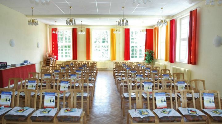Perfekt für Musikgruppen und Chöre: Ein großer Saal und drei Proberäume mit je einem Stand-Digital-Piano 