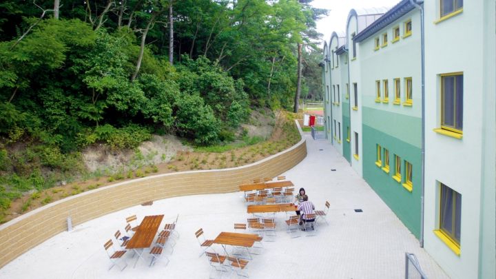 Außengelände mit Sitzmöglichkeiten & Grillplatz Außengelände mit Sitzmöglichkeiten & Grillplatz