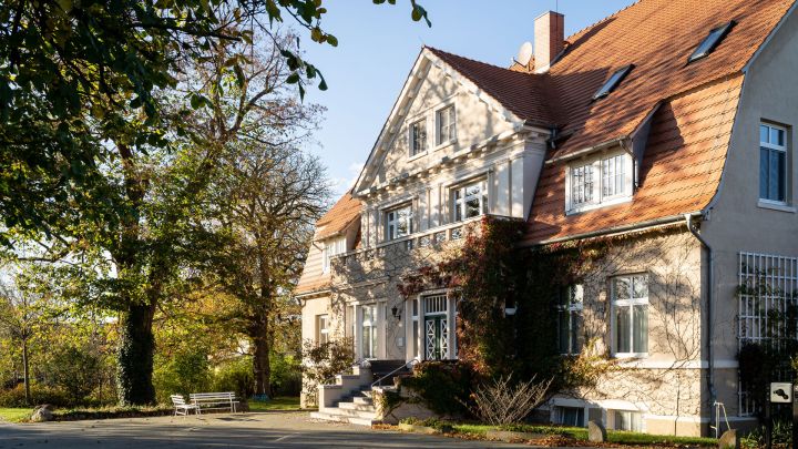 Gutshaus Barkow - Frontansicht mit Herbstsonne