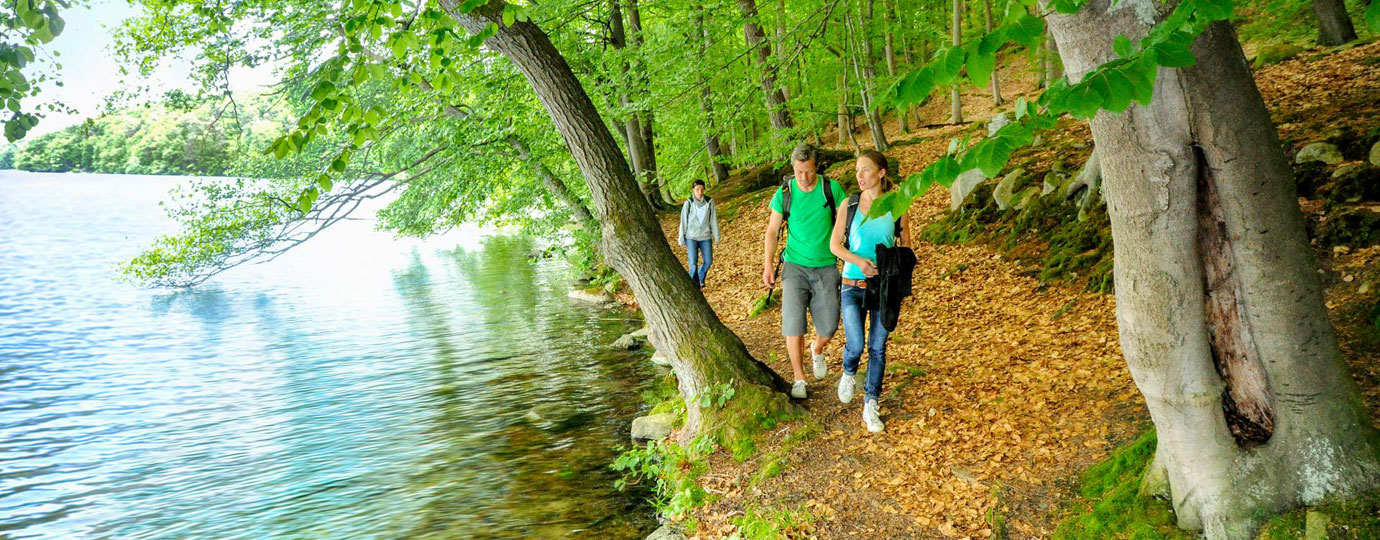 Wanderer an einem See in der Mecklenburgischen Seenplatte
